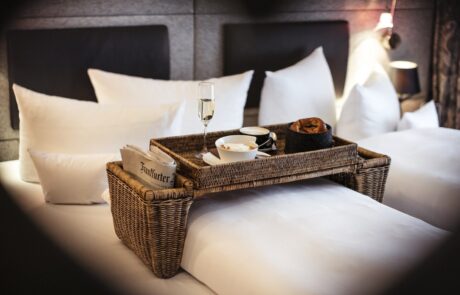 Staudacherhof Frühstück im Bett mit Sekt Dayspa Garmisch