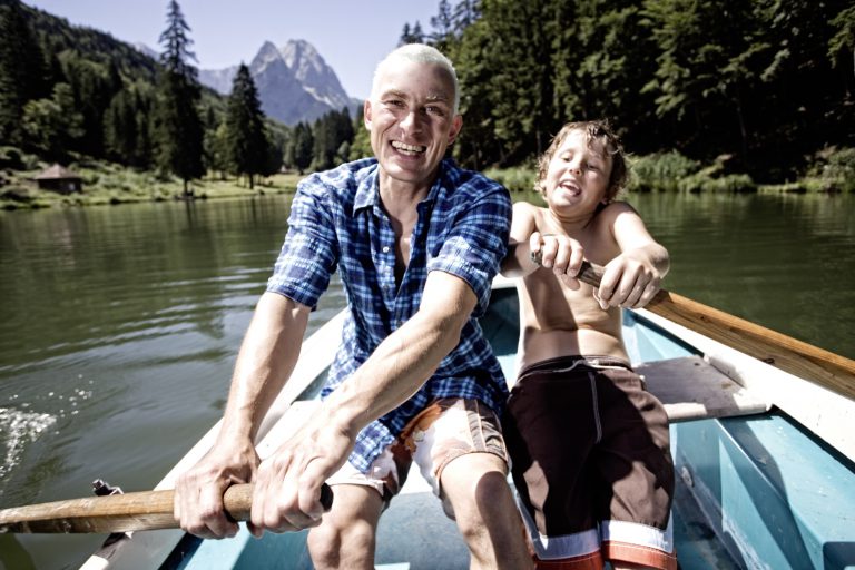 Rudern im Riessersee in Garmisch-PartenkirchenFamilienkomfort Staudacherhof Copyright GaPa Tourismus GmbH