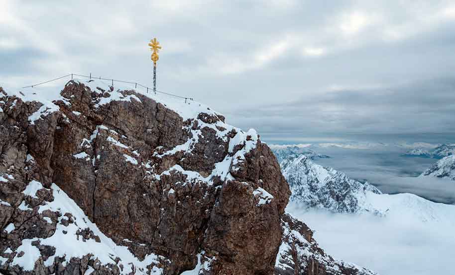 Zugspitze mit Gipfelkreuz in Garmisch-Partenkirchen Copyright GaPa Tourismus GmbH Northabroad