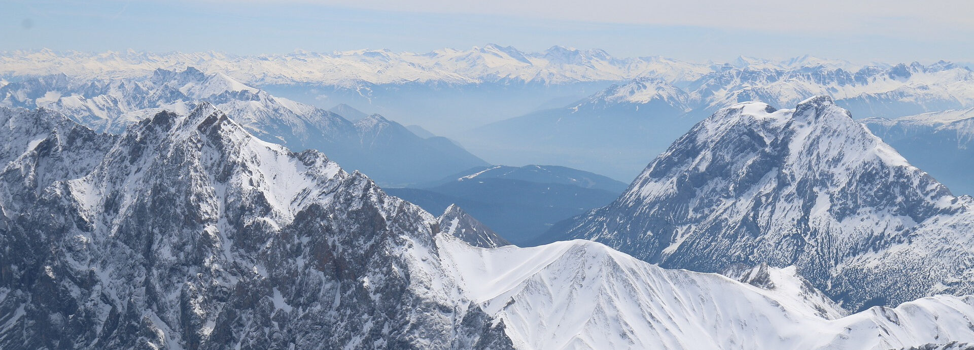 Atemberaubende Berglandschaft der Alpen im Winter Schneebedeckte Berggipfel der Alpen mit weitem Blick über die Winterlandschaft, ideal für einen Skiurlaub in den Bergen.