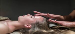 Eine Frau erhält eine entspannende Wellness-Behandlung im Spa, ideal für Erholung und Stressabbau während des Urlaubs.
