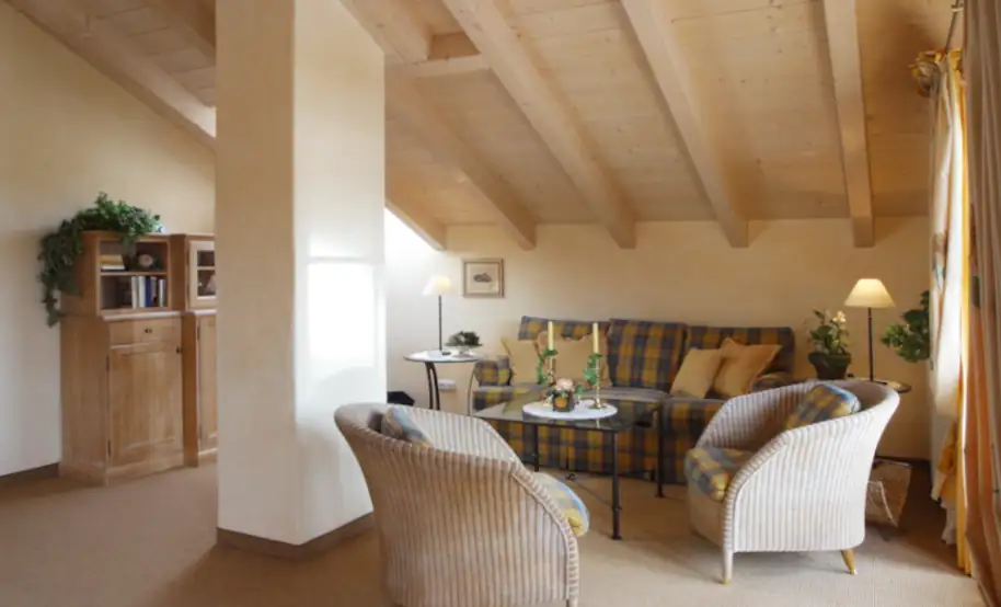 Wohnbereich der Ferienwohnung Zugspitze im Landhaus Staudacherhof
