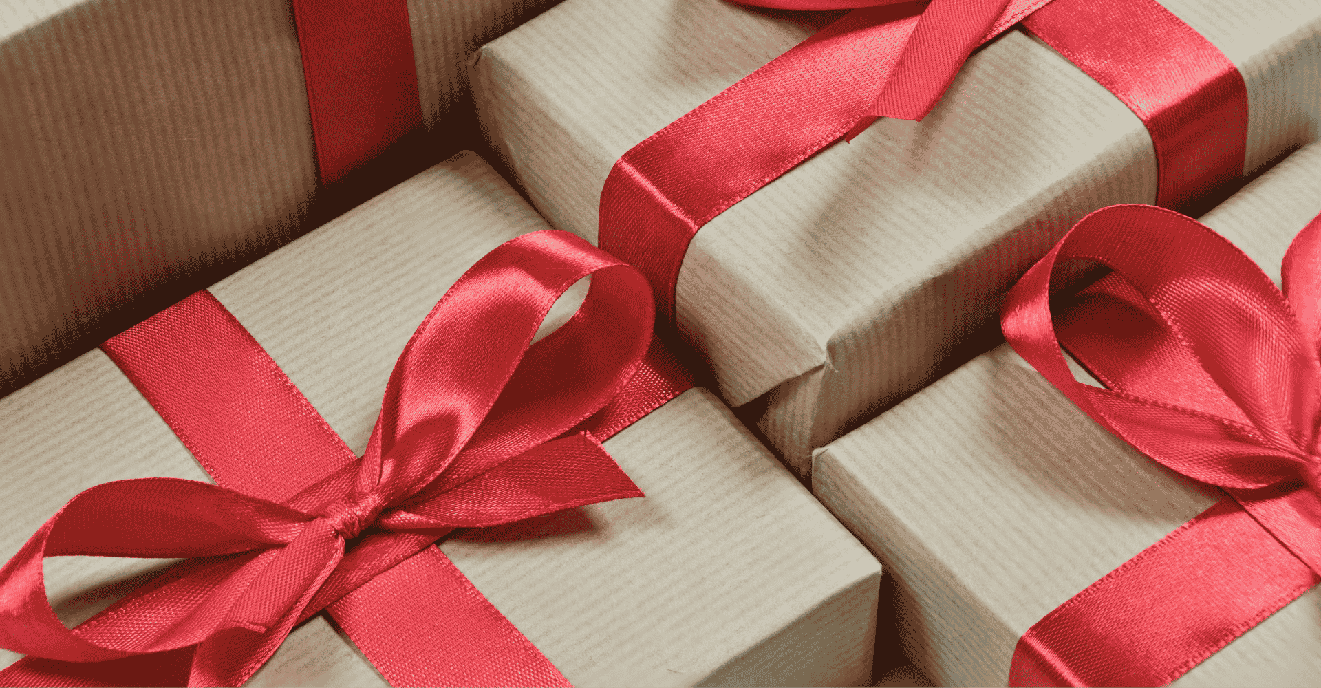Geschenke mit rotem Band für besondere Anlässe wunderschön verpackt Verschiedene Geschenke, sorgfältig in braunem Papier mit rotem Satinband verpackt, ideal für Feiern und Anlässe.